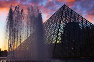 Coucher de soleil sur la Pyramide du LouvreSunset on Louvre's Pyramid